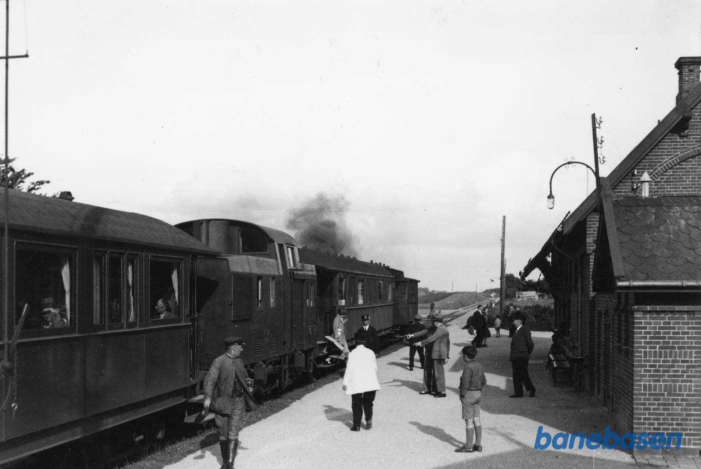 Toget fra København L - et styrevognstog med en C-vogn skal krydse med et damptog i modsat retning