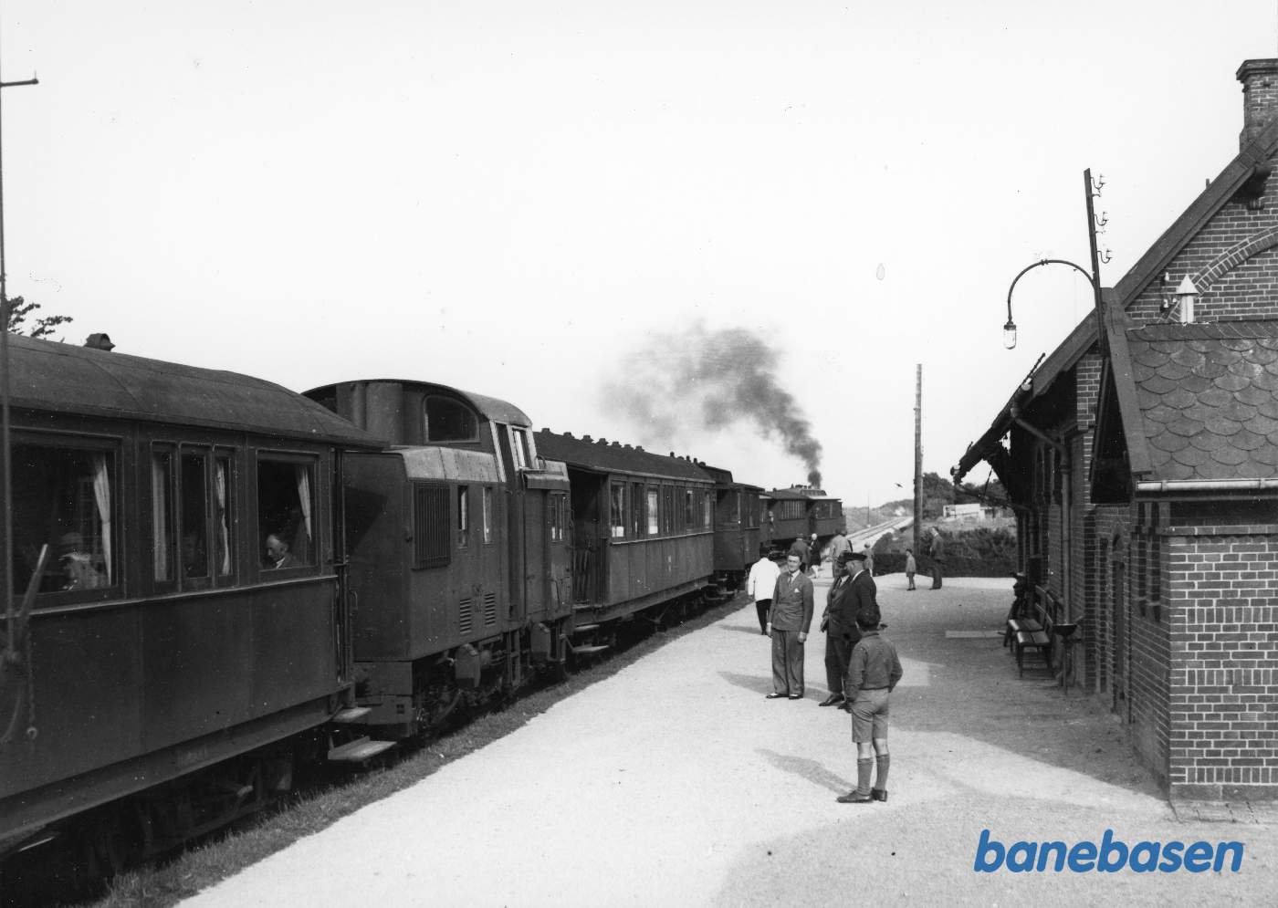 Toget fra København L - et styrevognstog med en C-vogn krydser med damptog, som er under udkørsel