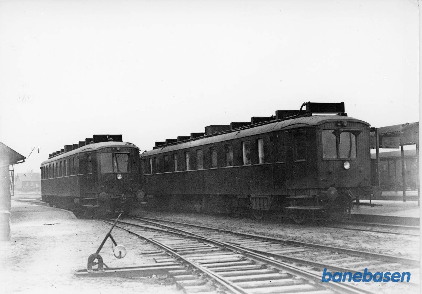 To tretruck-motorvogne - t.h. tog mod Svendborg og til venstre mod Faaborg