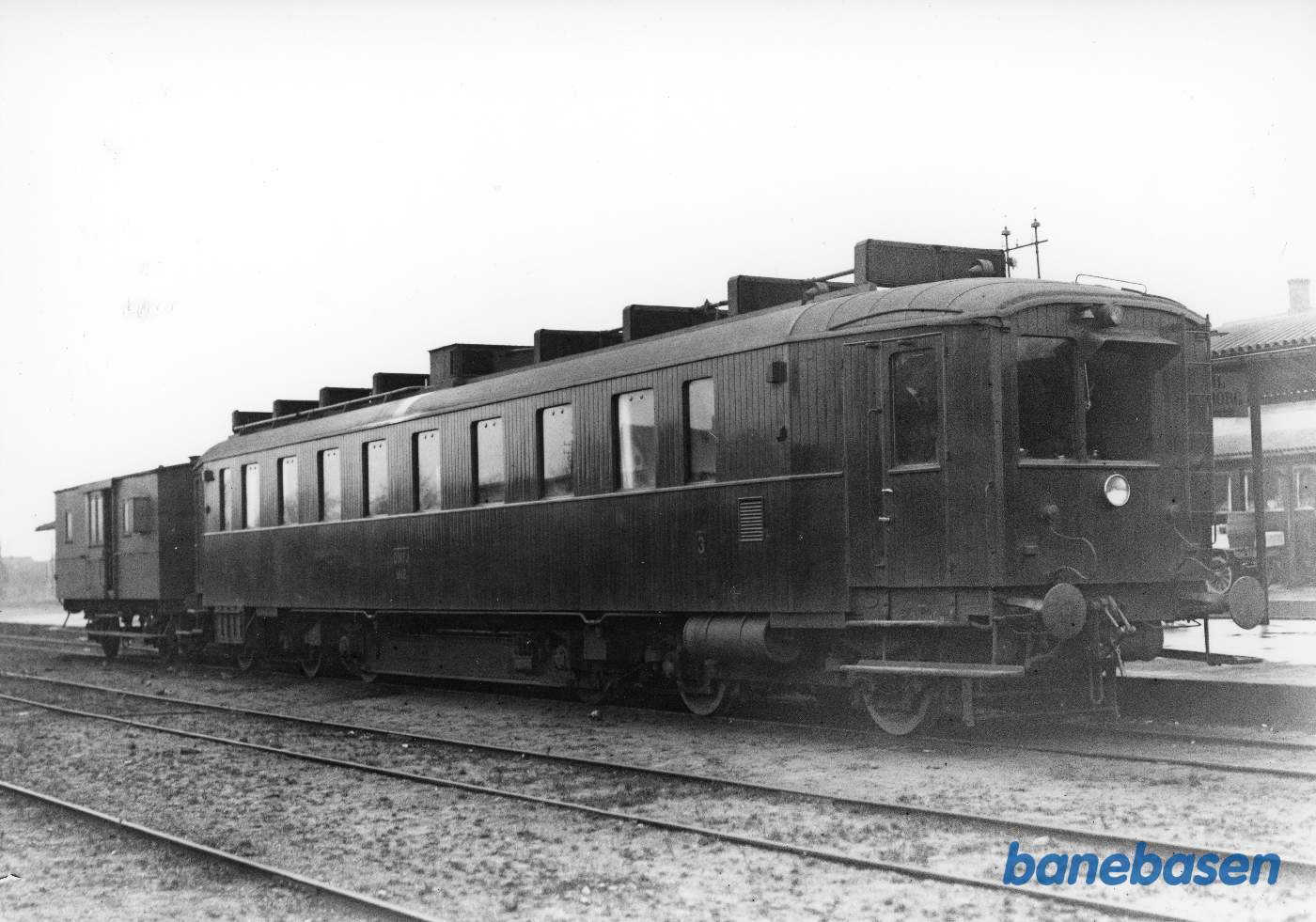 Tretruck-motorvogn med en rejsegodsvogn