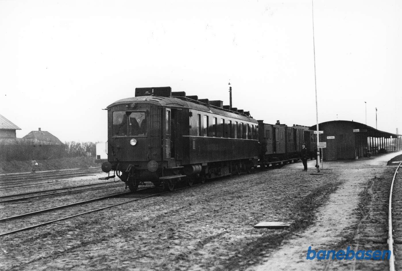 Tretruck-motorvogn med persontog mod Odense