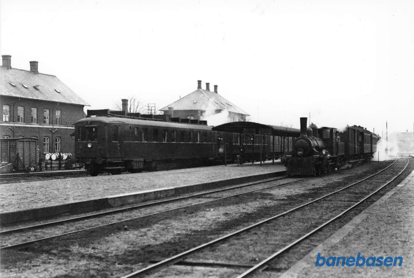 Tretruck-motorvogn med persontog mod Svendborg