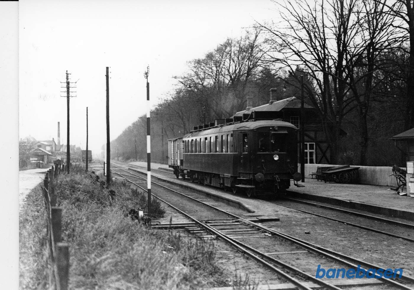 Tretruck-motorvogn med persontog mod Svendborg