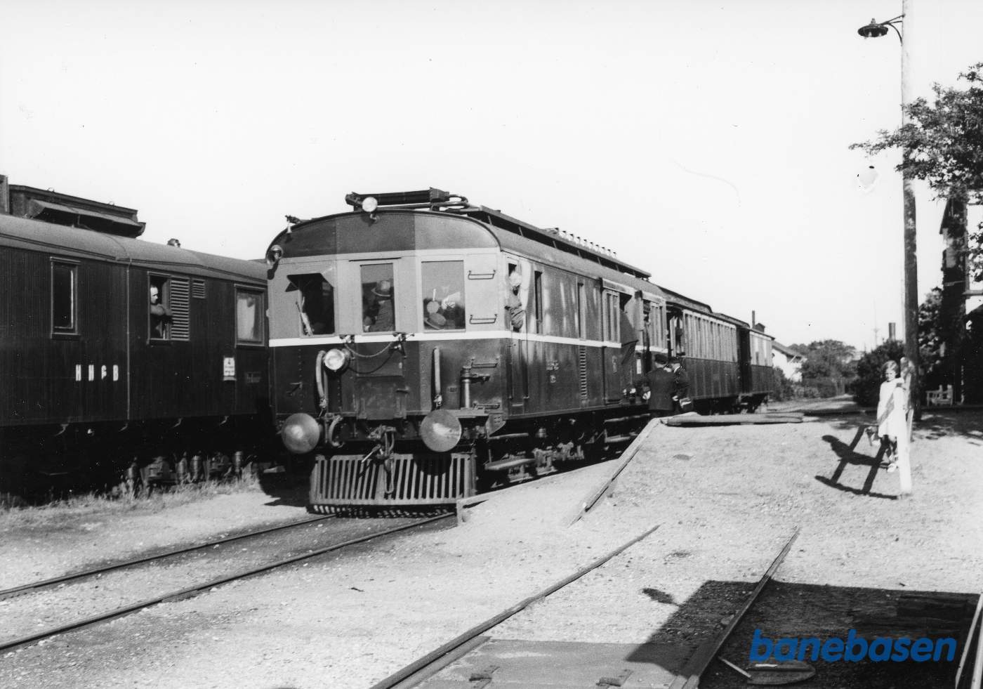 Persontog til Gilleleje holder ved perron. Sporarealet lå dengang nord for stationsbygningen
