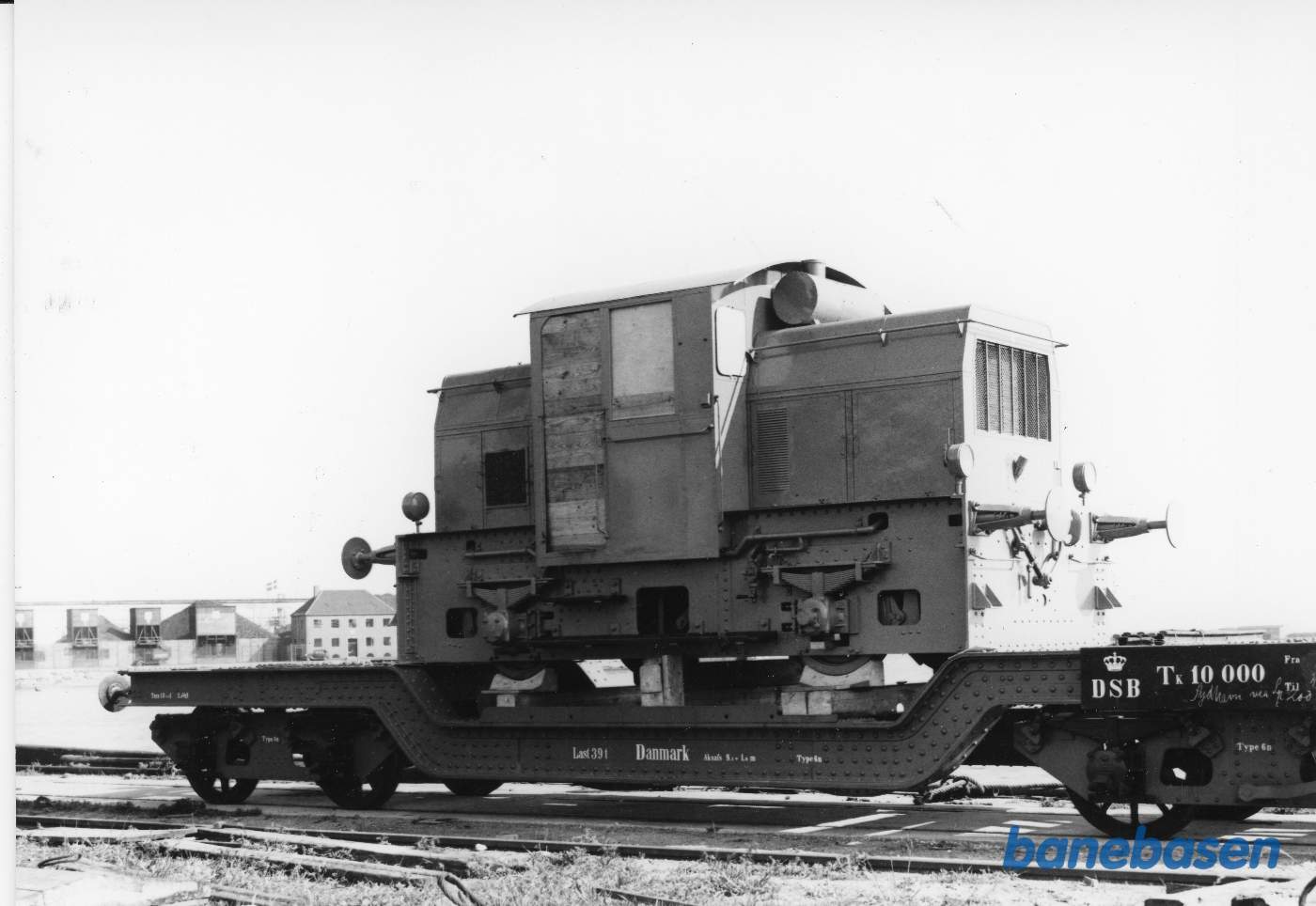 Triangel-bygget rangerlokomotiv ankommer læsset på DSB TK 10000. På B&Ws lokomotivmotorværksted skal motoren indbygges