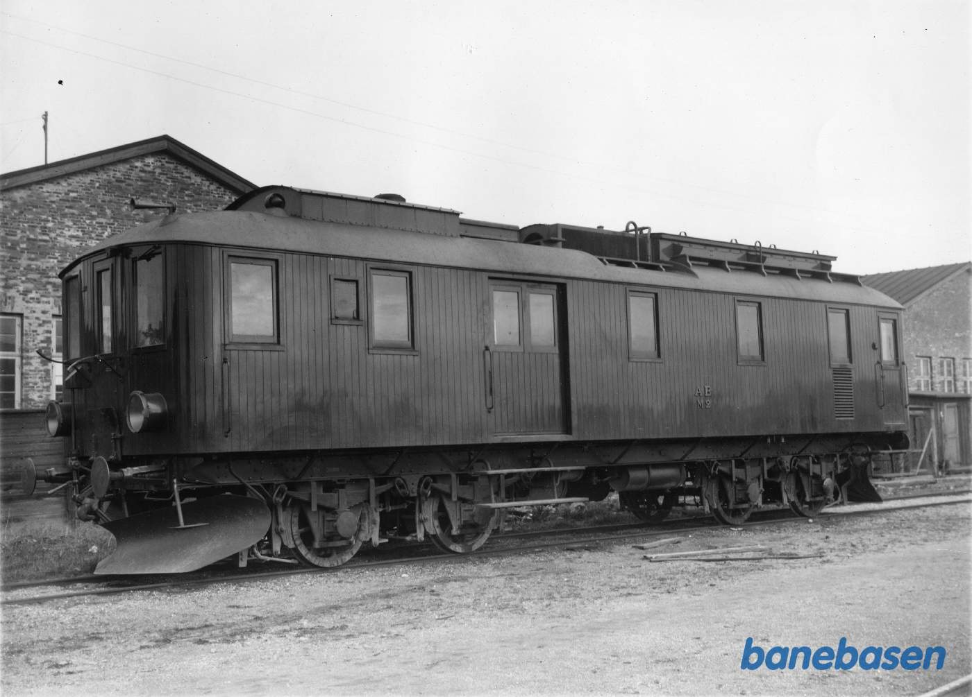 Motorlokomotivet ved flyvevåbnets hangarer ved Køvermarken