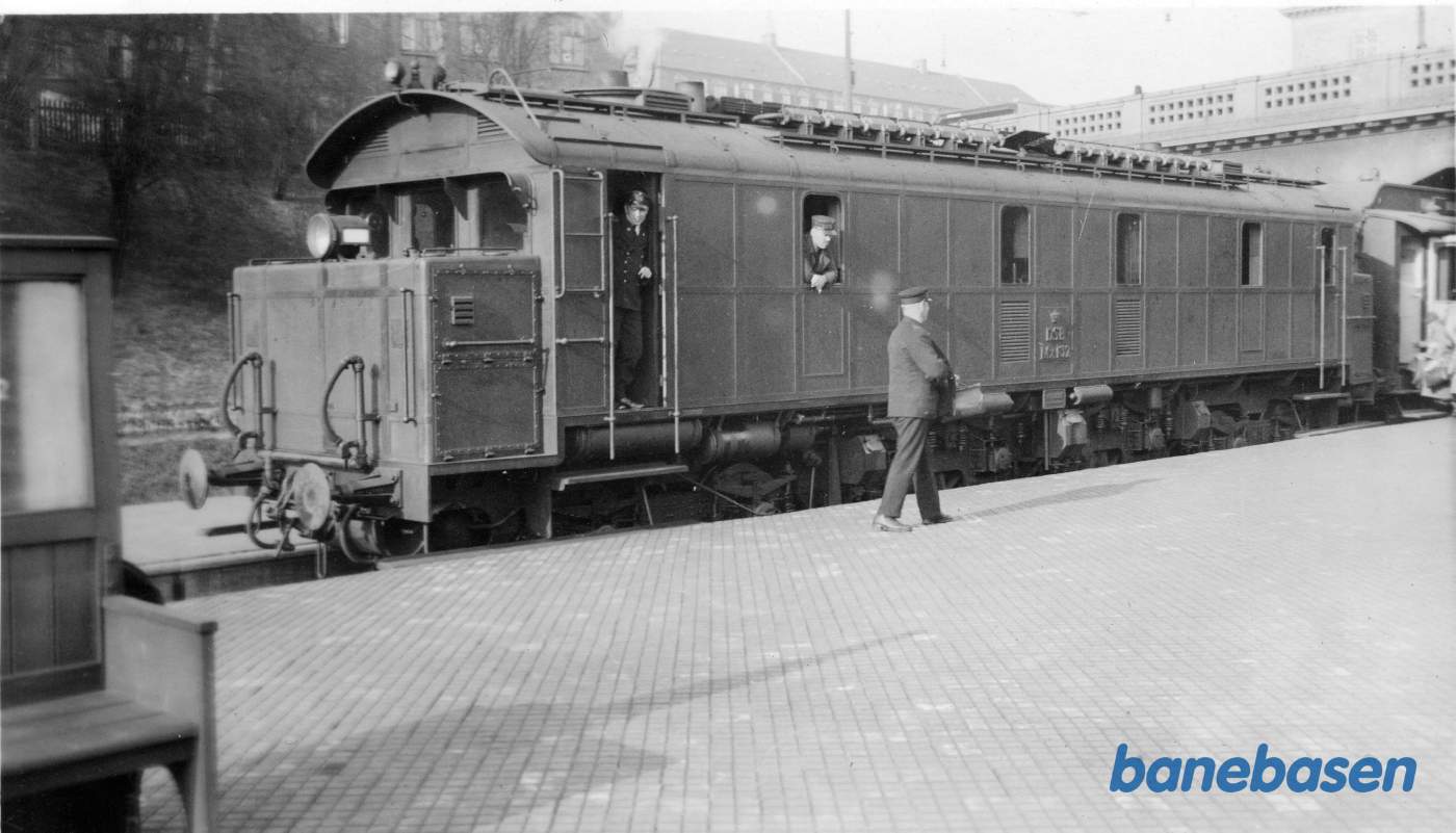 Diesel-lokomotivet med persontog ved perron