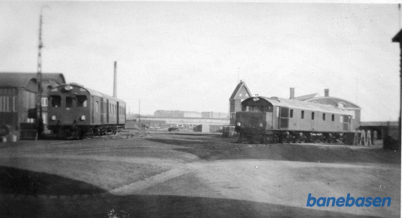 Motorvogn og dobbeltlokomotiv i Frichs