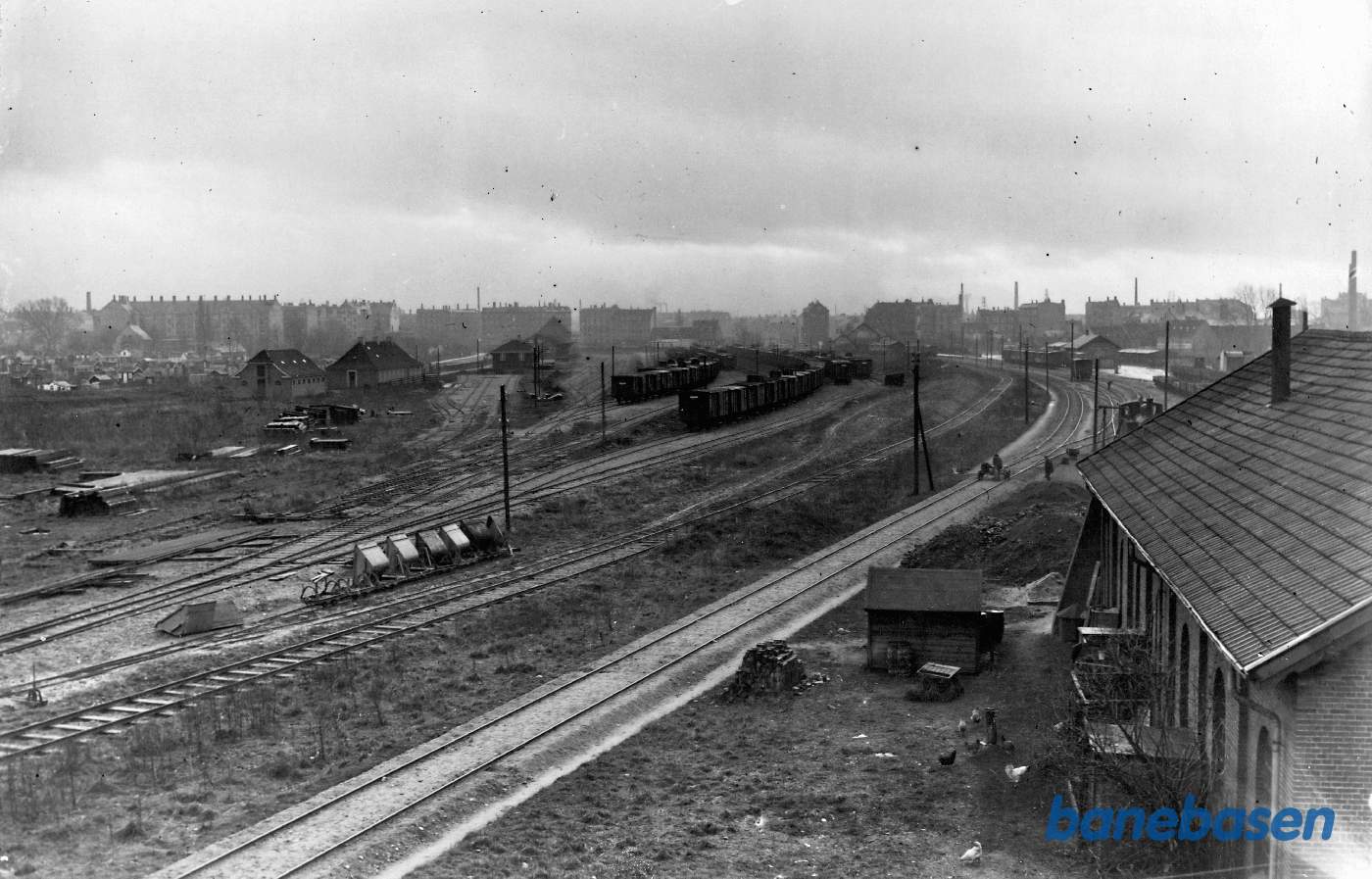 Nørrebro godsbanegård under anlæg og t.h. KSB remise set fra Tagensvej