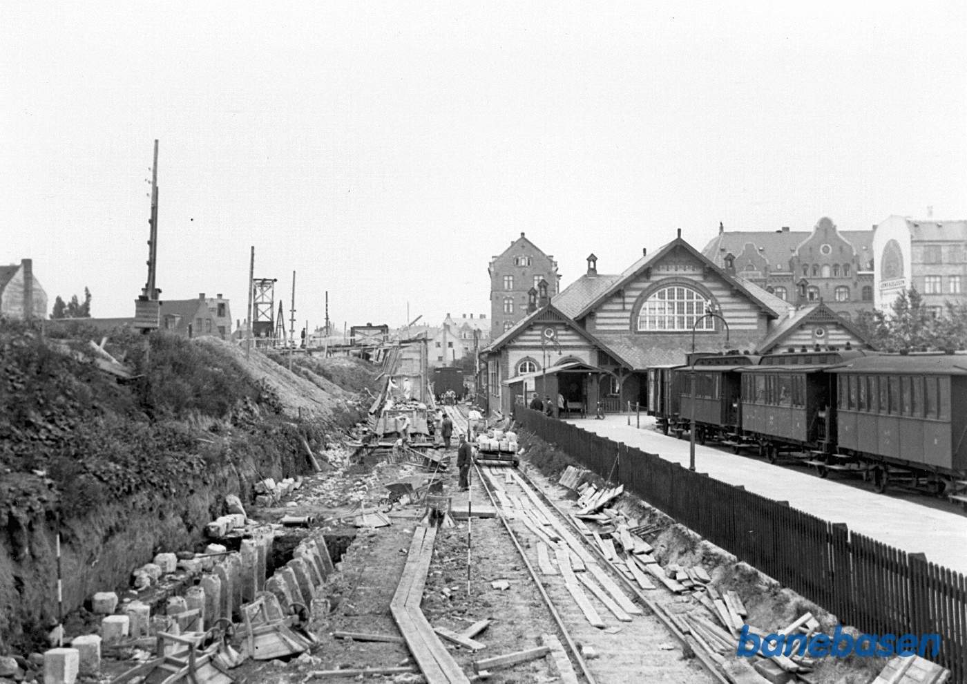 "Højbanen" til den nye Nørrebro st. under anlæg, t.h. KSB