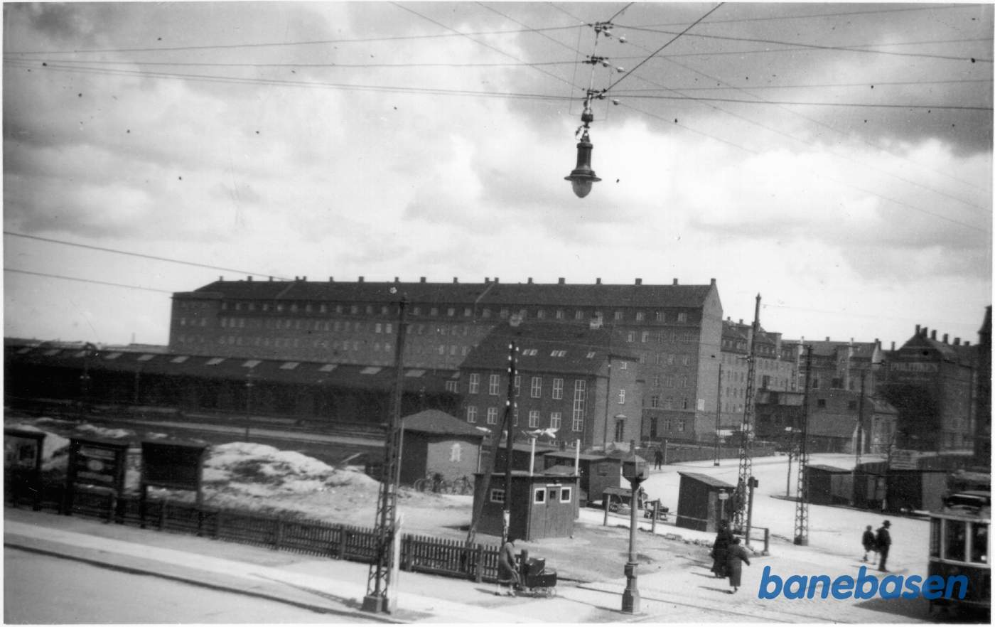 Nørrebro Godsstation, i forgrunden skærers Nørrebrogade af forbindelsesporet til Kbh