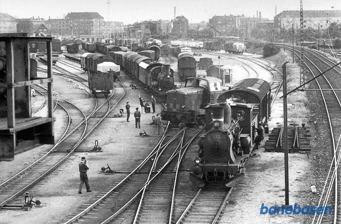 Nørrebro godsbanegård med "indespærret" godstog, afsporet MH-rangerlokomotiv og C-maskine med hjælpetog set fra Tagensvej