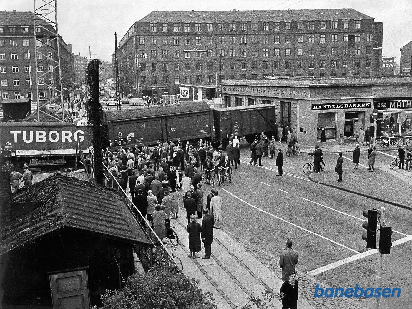 Et rangertræk er ramlet igennem stopbommen og tværs over Mimersgade