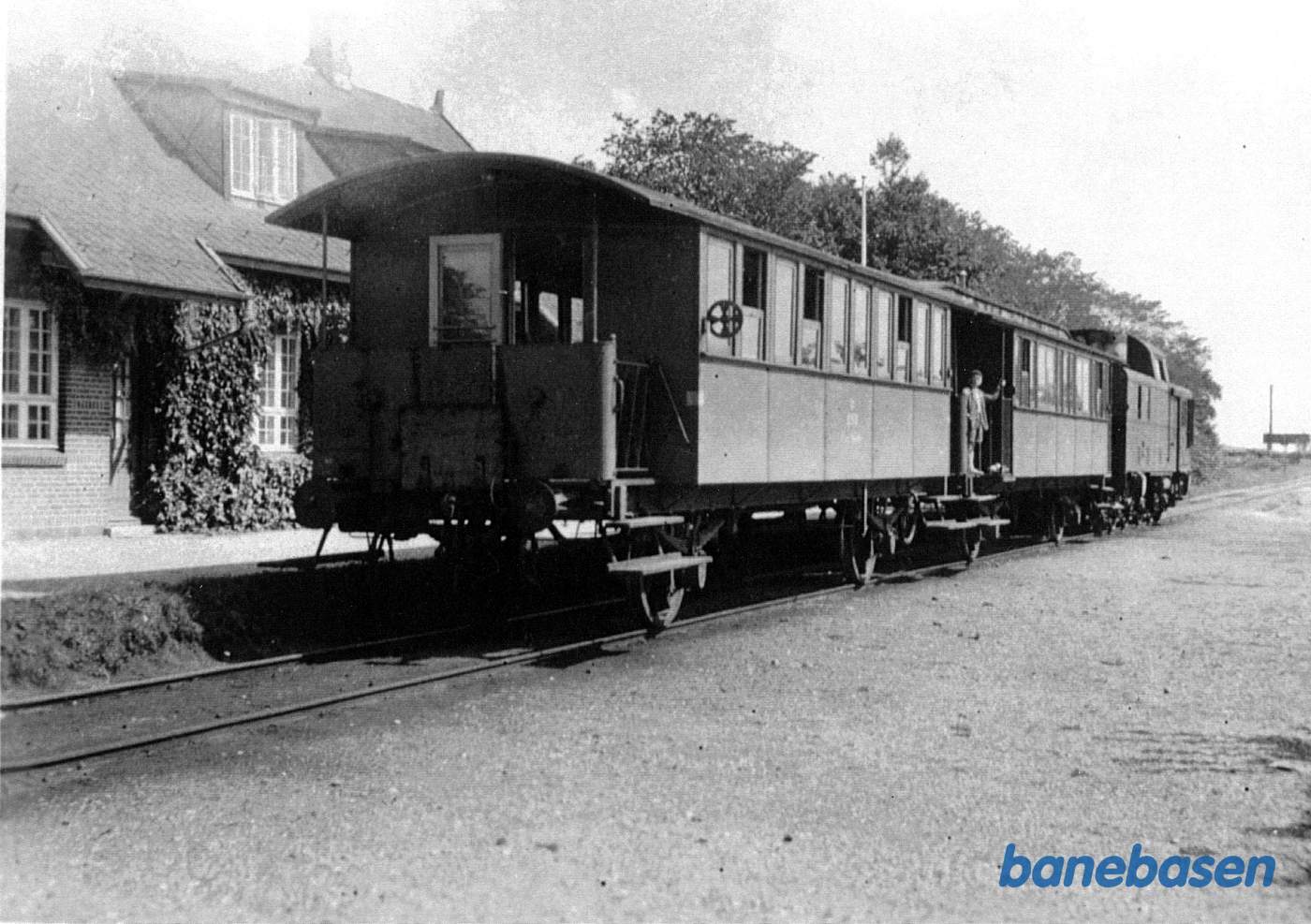 Diesellok og to personvogne overtaget fra KSB med tog Slangerup-Farum