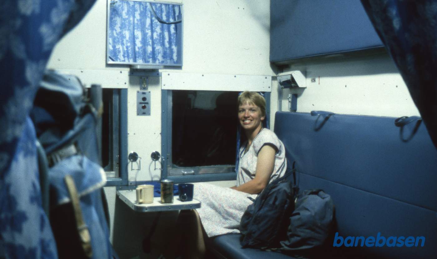 2.klasse air con, med dansk turist var meget bedre end 1.klasse, hvor der kun var en ventilator i loftet