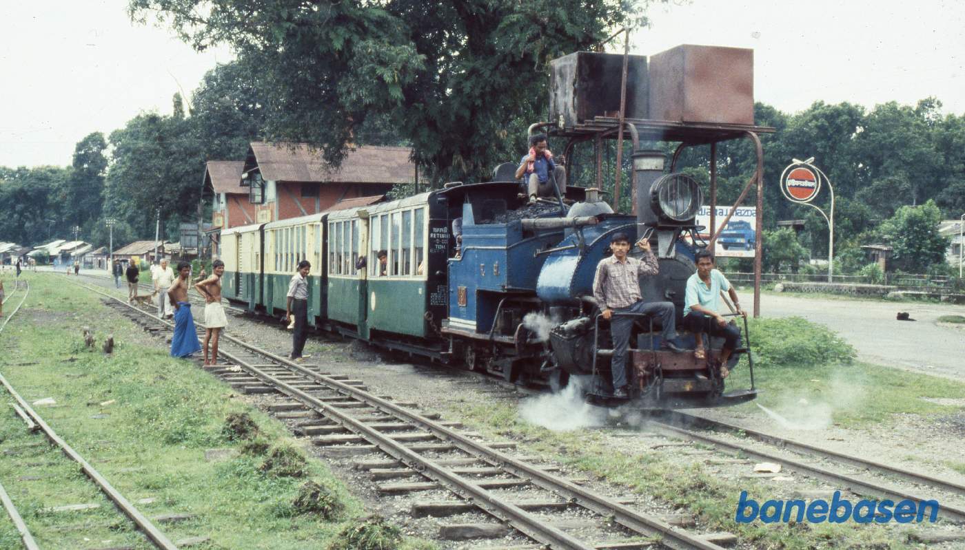 Persontog til Darjeeling på en lille mellemstation lige efter Siliguri