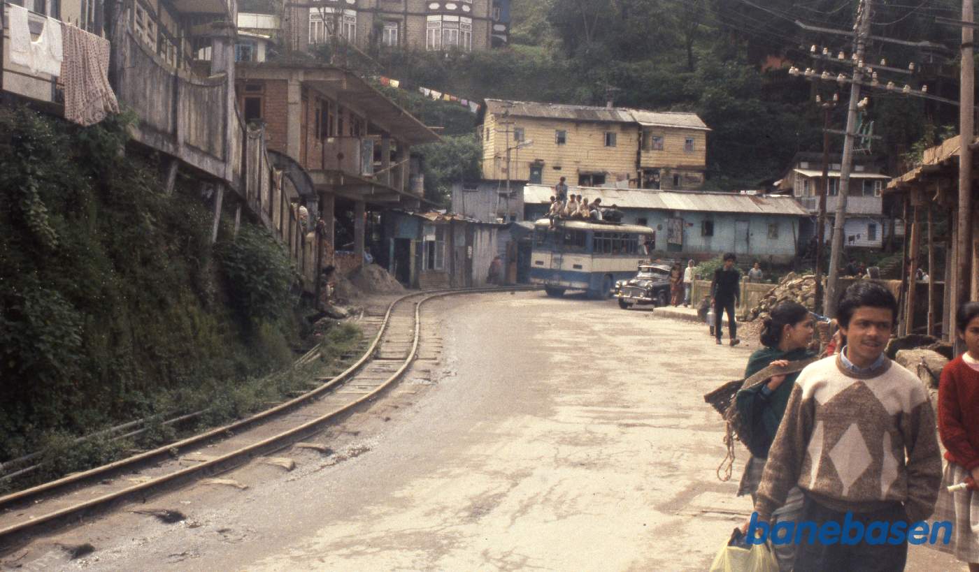 Sporet i hovedgaden på vej ind i Darjeeling
