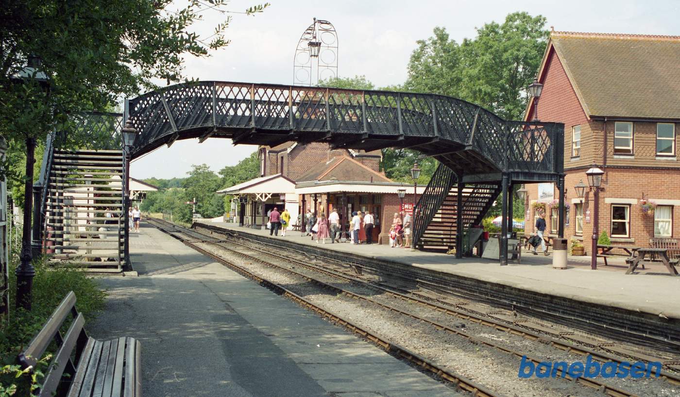 Perronen med gangbroen og stationsbygningen