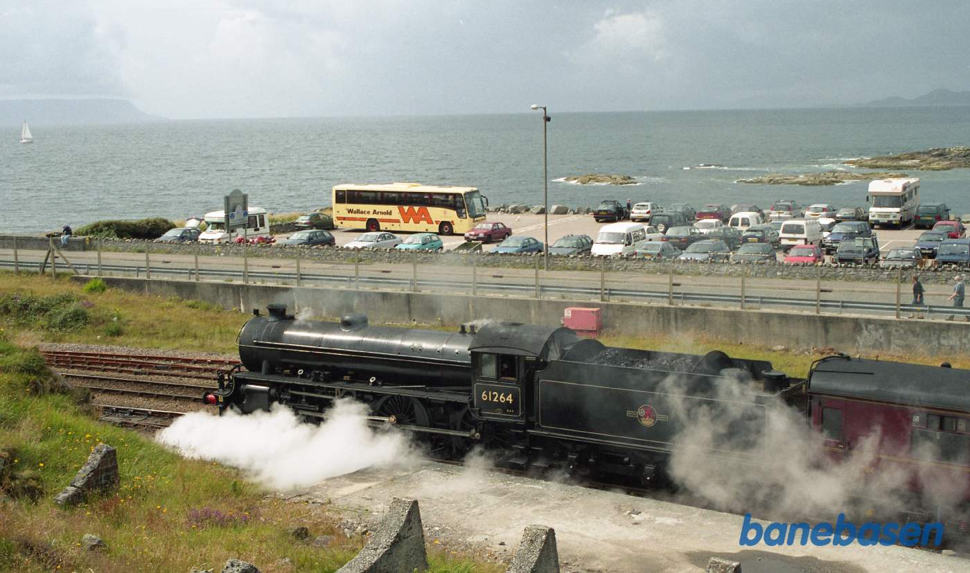 Det berømte damptog der kører mellem Fort William og Mallaig på vej ud af stationen, se havet i baggrunden