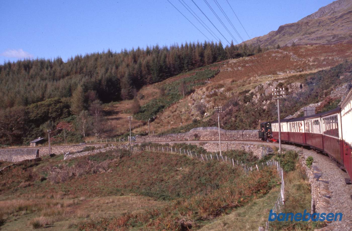 Toget på vej ned mod Porthmadog et sted på strækningen mellem Blaenau Ffestiniog og Minffordd