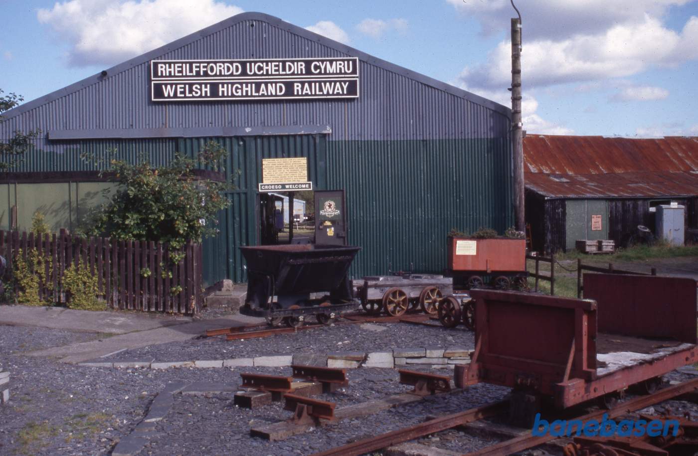 Vi besøgte det lille jernbanemuseum, der åbnede kort efter at banen var blevet nedlagt. Medlemmerne udtrykte frygt for hvad der ville ske den dag banen blev genanlagt. Pladsen foran remisehallen