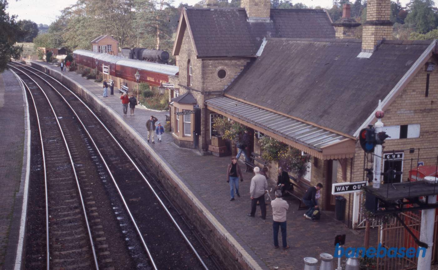 Stationen set oppe fra vejbroen