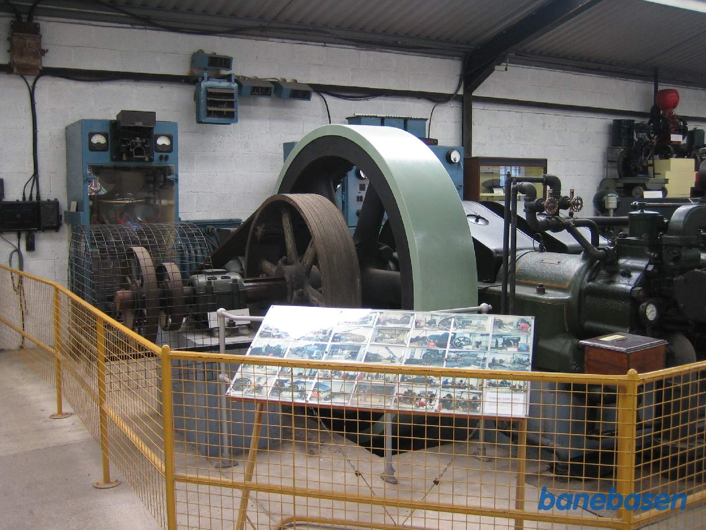 En stationær maskine der trækker en generator. Vennerne oplyste, at de én gang, hvor strømmen røg, startede anlægget op og lokalt forsynede museet