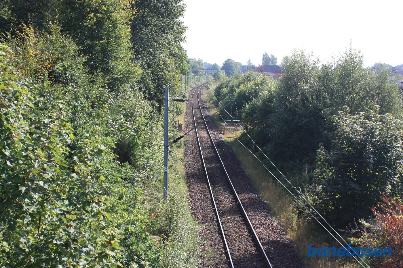 Vi står på en vejbro for Lomond Road og kigger mod Glasgow