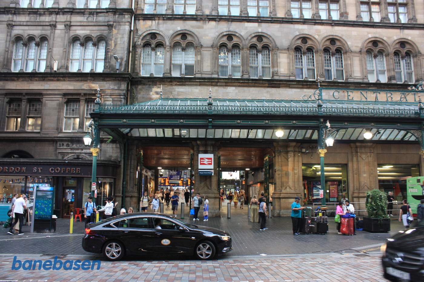 Hovedindgangen til stationen, set ude fra Gordon Street