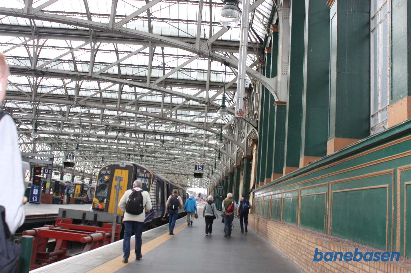 Vi er på Central Station og skal med toget til Ayr for at besøge slotte og andre seværdigheder