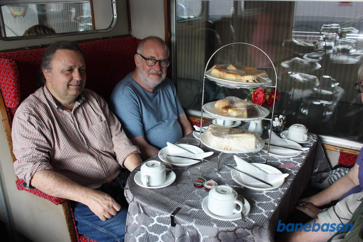 Inde i toget er der gjort klart til det berømte engelske "Afternoon tea" bord, det er virkelig lækkert