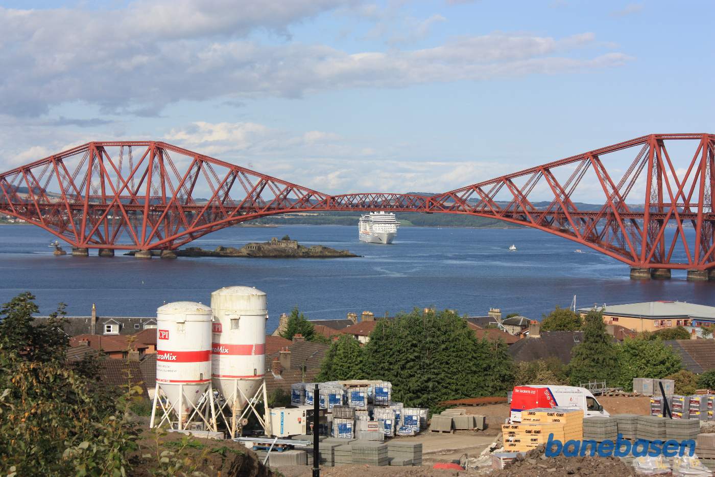 Et tog på vej over Firth of Forth broen