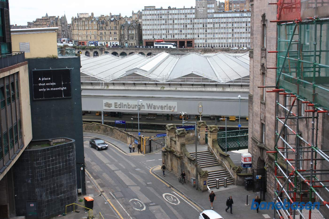 Edinburgh Waverley set fra Waterloo Pl broen over Calton Road nedenfor
