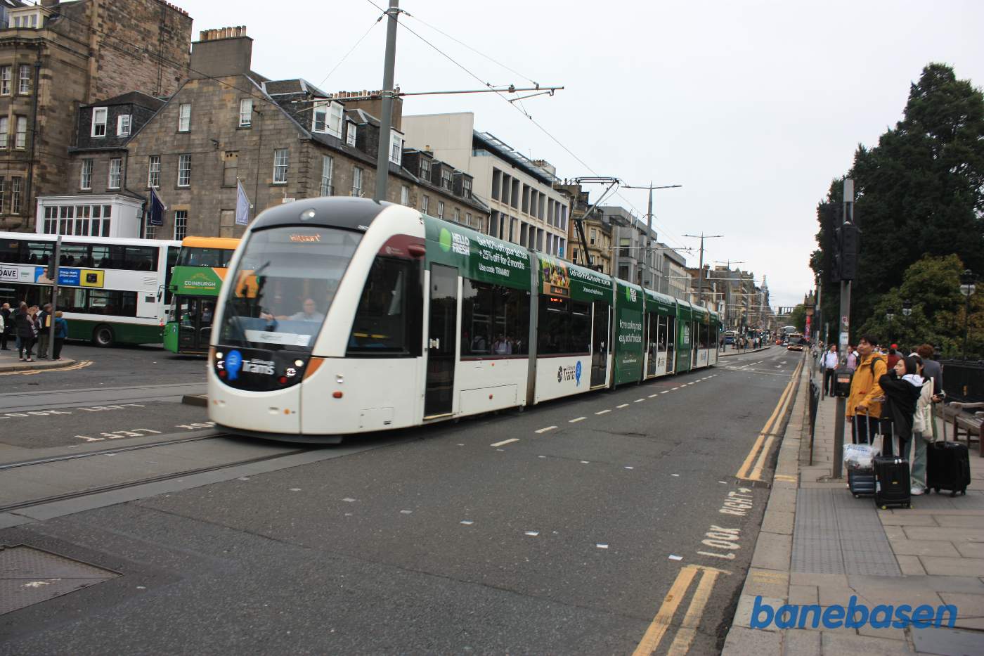 Vi er i Princes Street og kigger på sporvognen der er på vej til lufthavnen