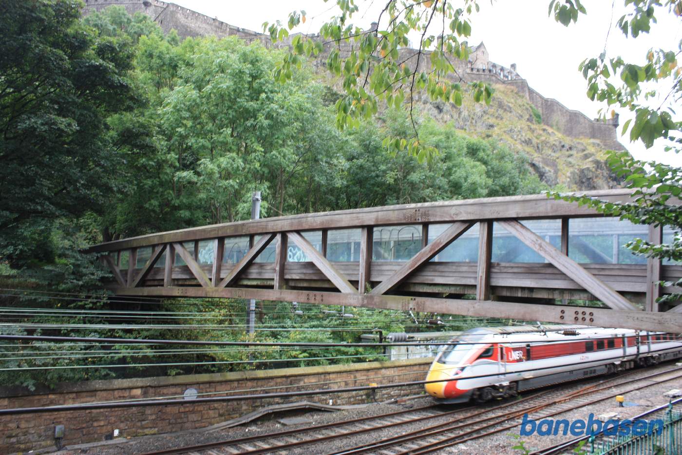 Jernbanen mellem Haymarket og Waverley station, løber tæt op ad klippen med Edinburgh Castle på toppen. På de 4 spor kører der mange tog