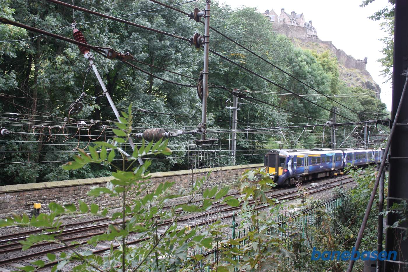 Jernbanen mellem Haymarket og Waverley station, løber tæt op ad klippen med Edinburgh Castle på toppen. På de 4 spor kører der mange tog