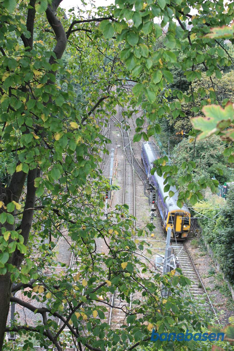Jernbanen mellem Haymarket og Waverley station, løber tæt op ad klippen med Edinburgh Castle på toppen. På de 4 spor kører der mange tog