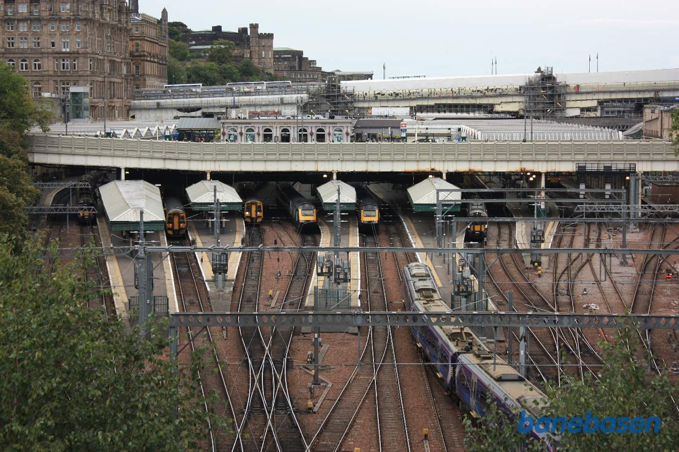 Vi står foran the National Gallery og kigger ned over sporudfletningen ind på Waverley station
