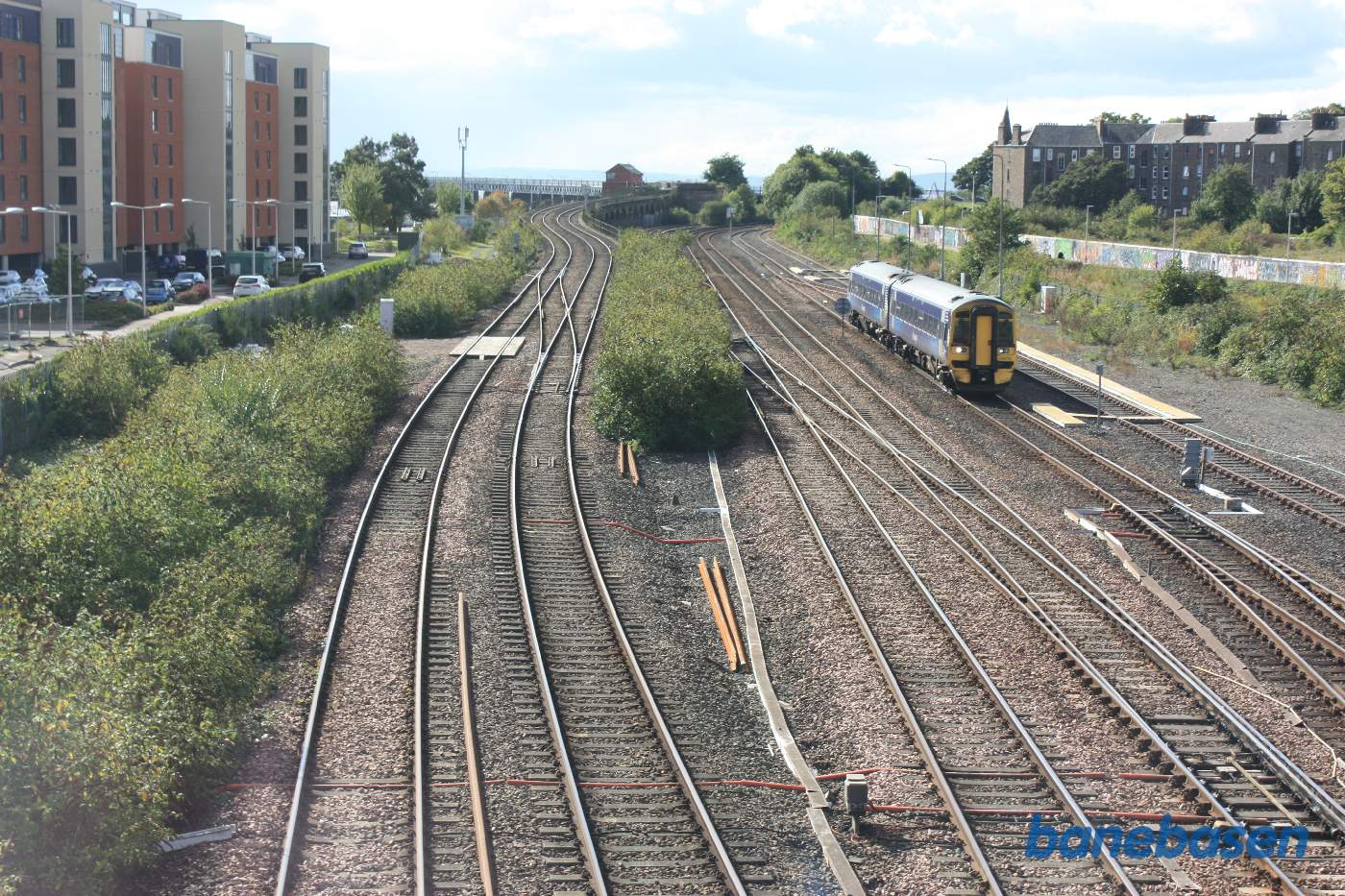 Et persontog er på vej ind på stationen. Her kan man se de 2 linjer der løber ud af stationen, til venstre strækningen over Tay Bridge og videre mod Edinburgh og til højre, strækningen vest på til Perth