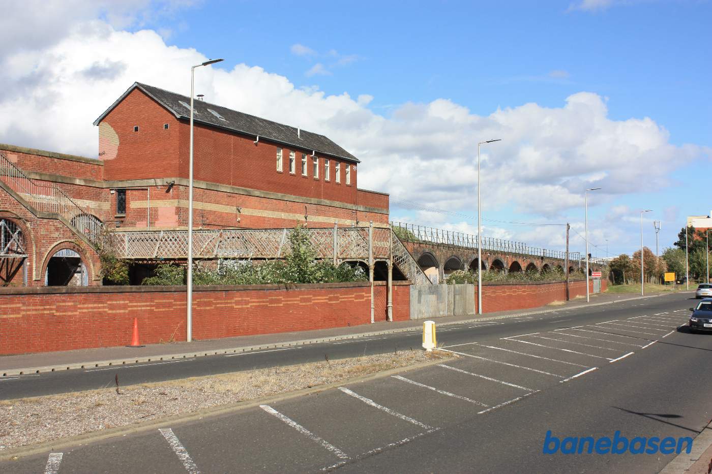 Lige inden banen svinger ud over broen, ligger der en nedlagt station med perroner, gangbroen med trapper ses afspærret. Broen til venstre og Dundee station til højre