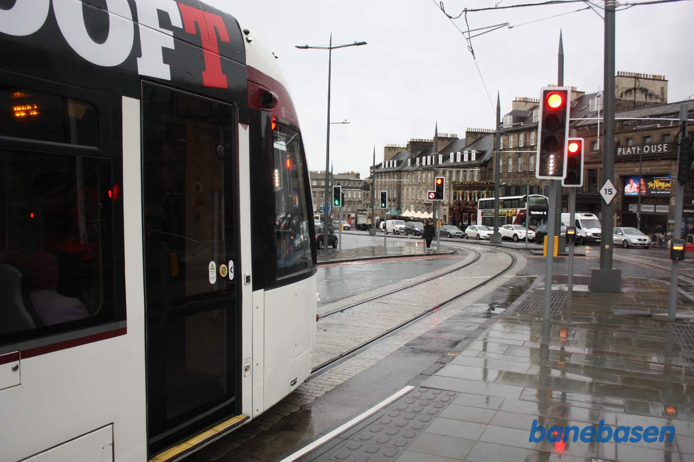 Sporvogn til Newhaven ses her i regnvejr ved stoppestedet Picardy Place