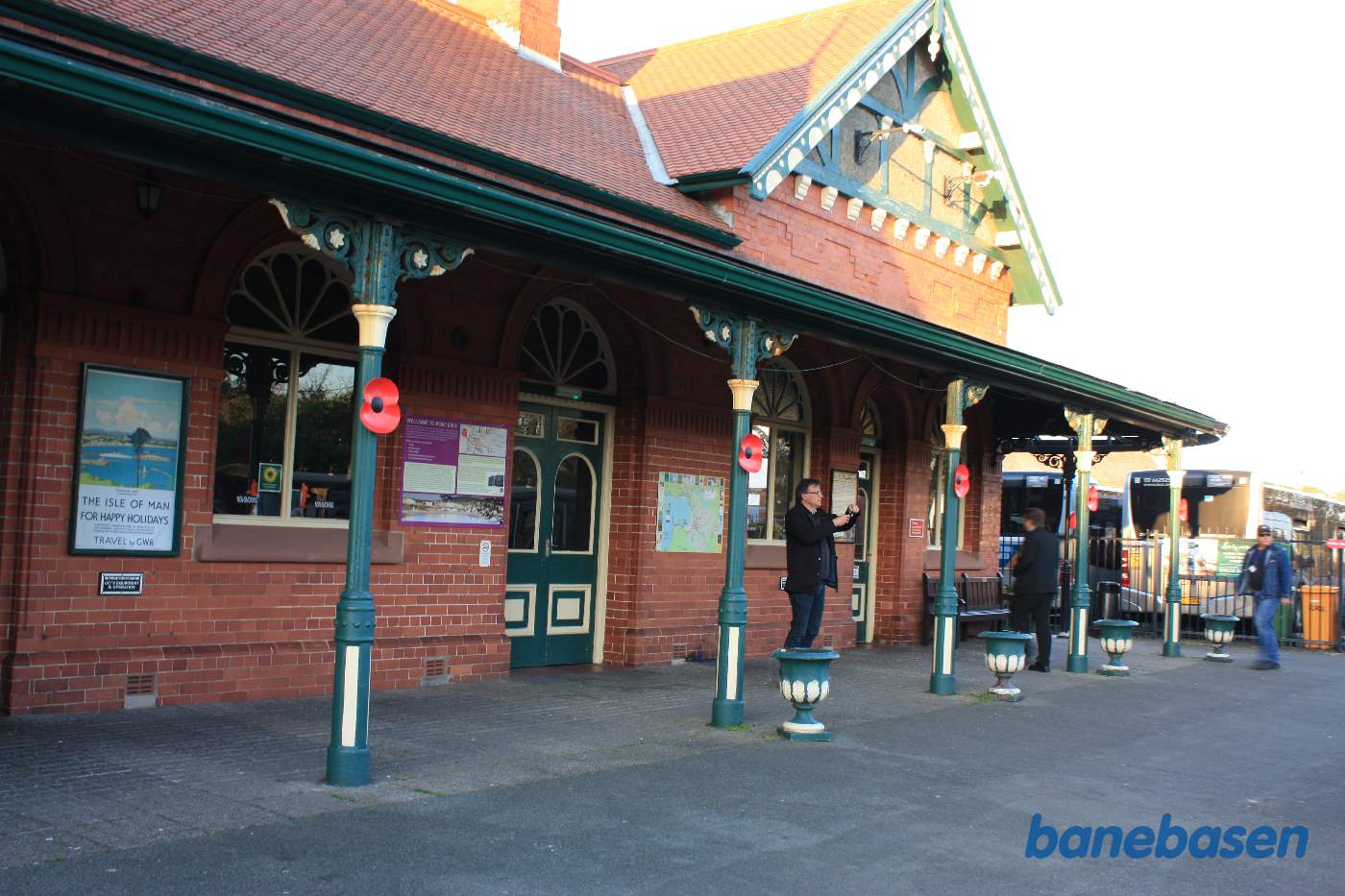 Stationsbygningen set fra perronen