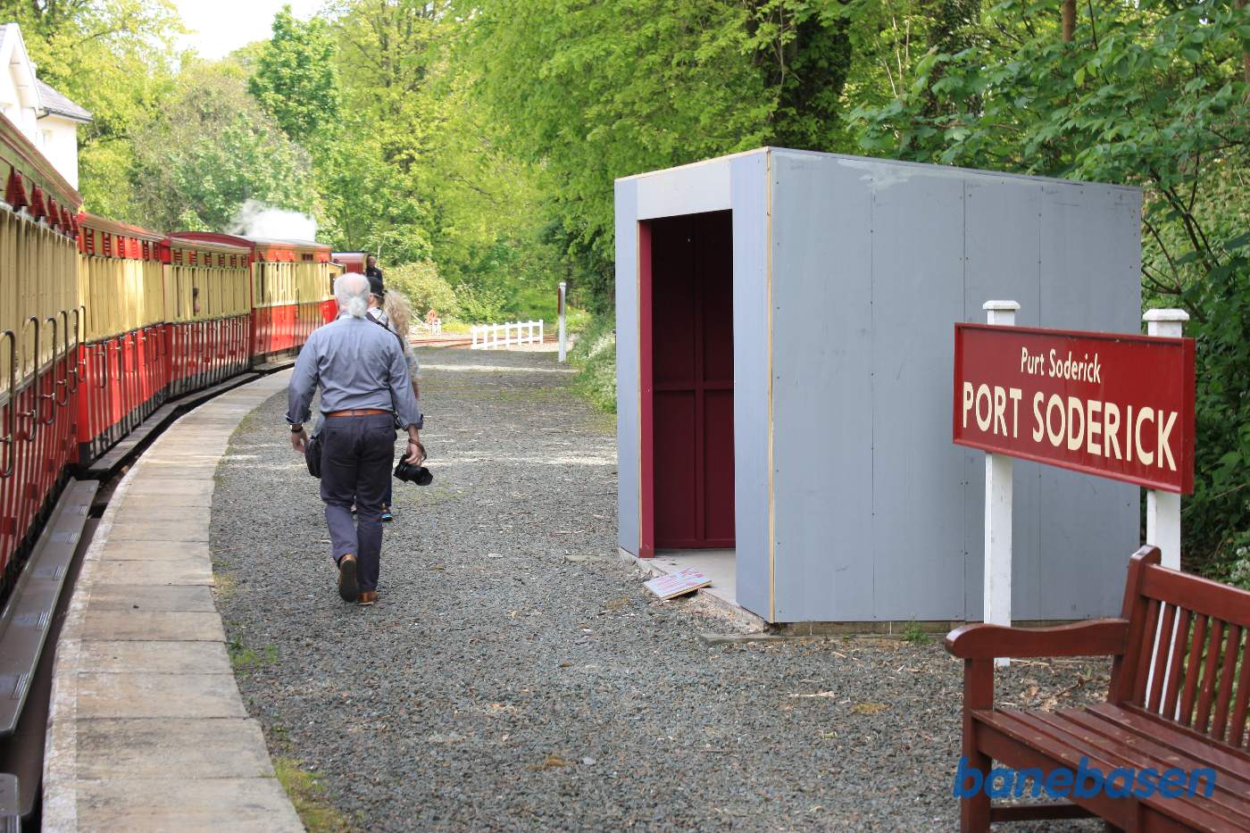 Venteskuret på den ene perron