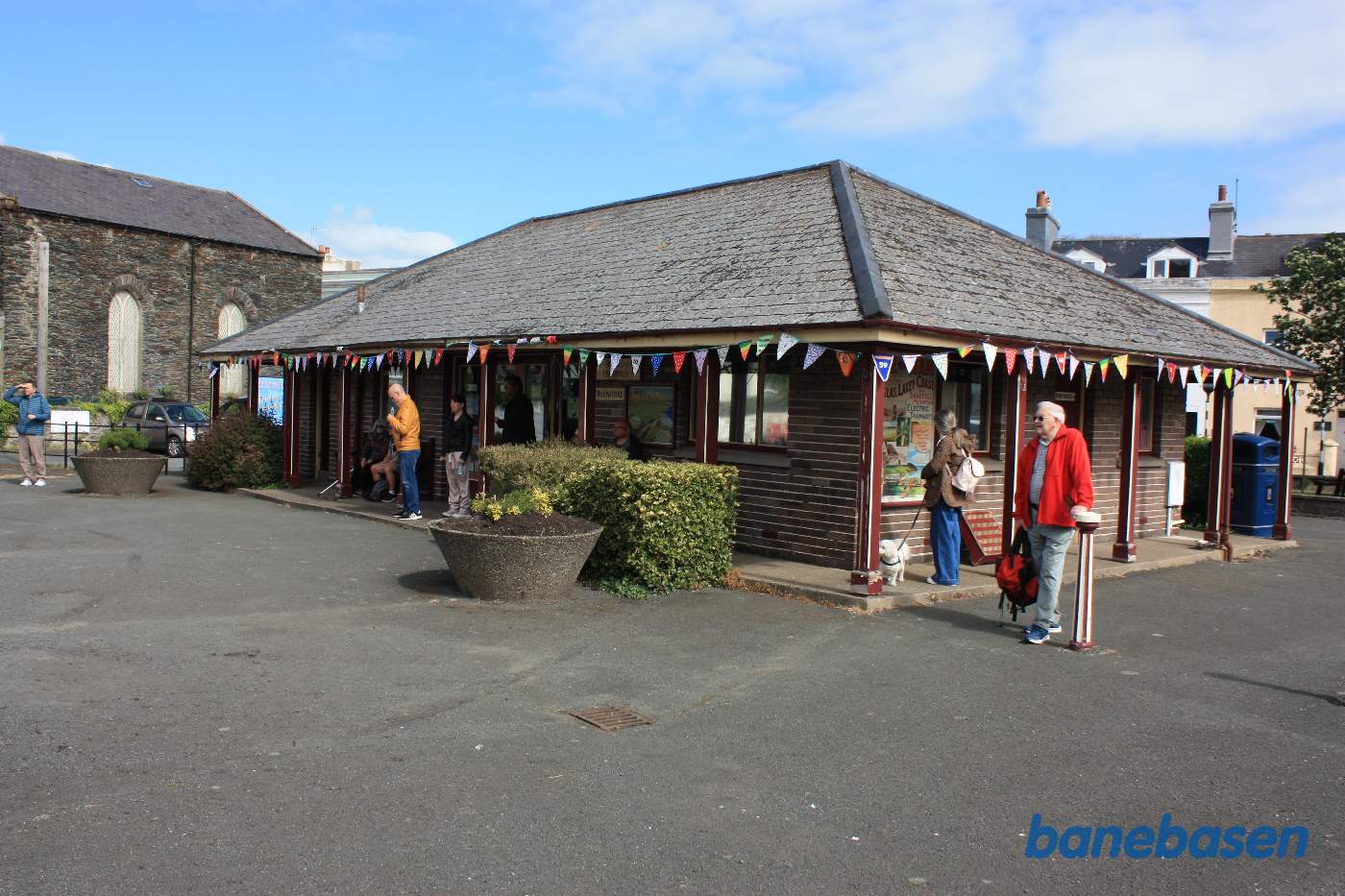 Den lave stationsbygning