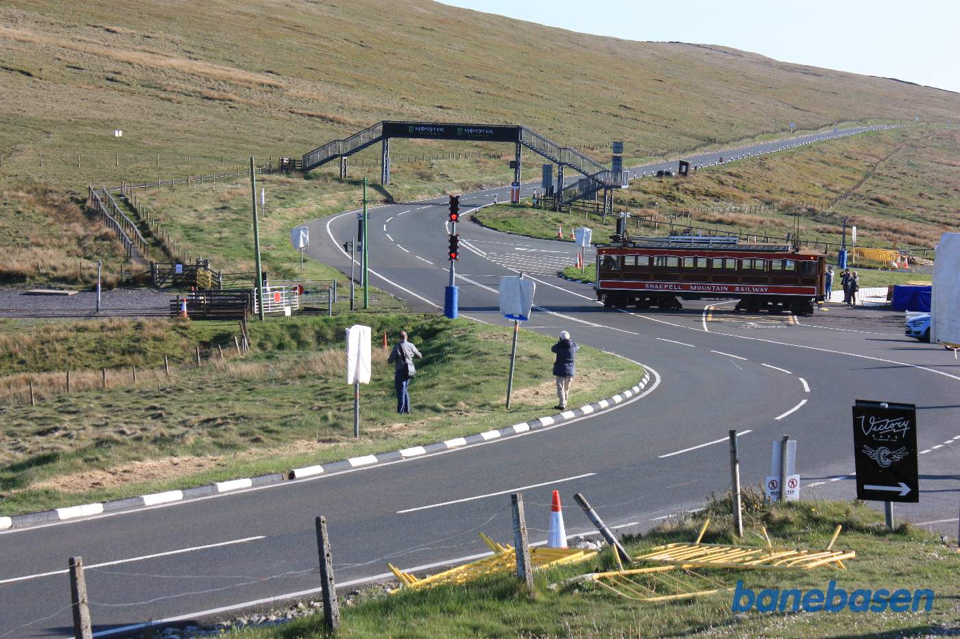 Den anden motorvogn er nu tømt og på vej over vejen