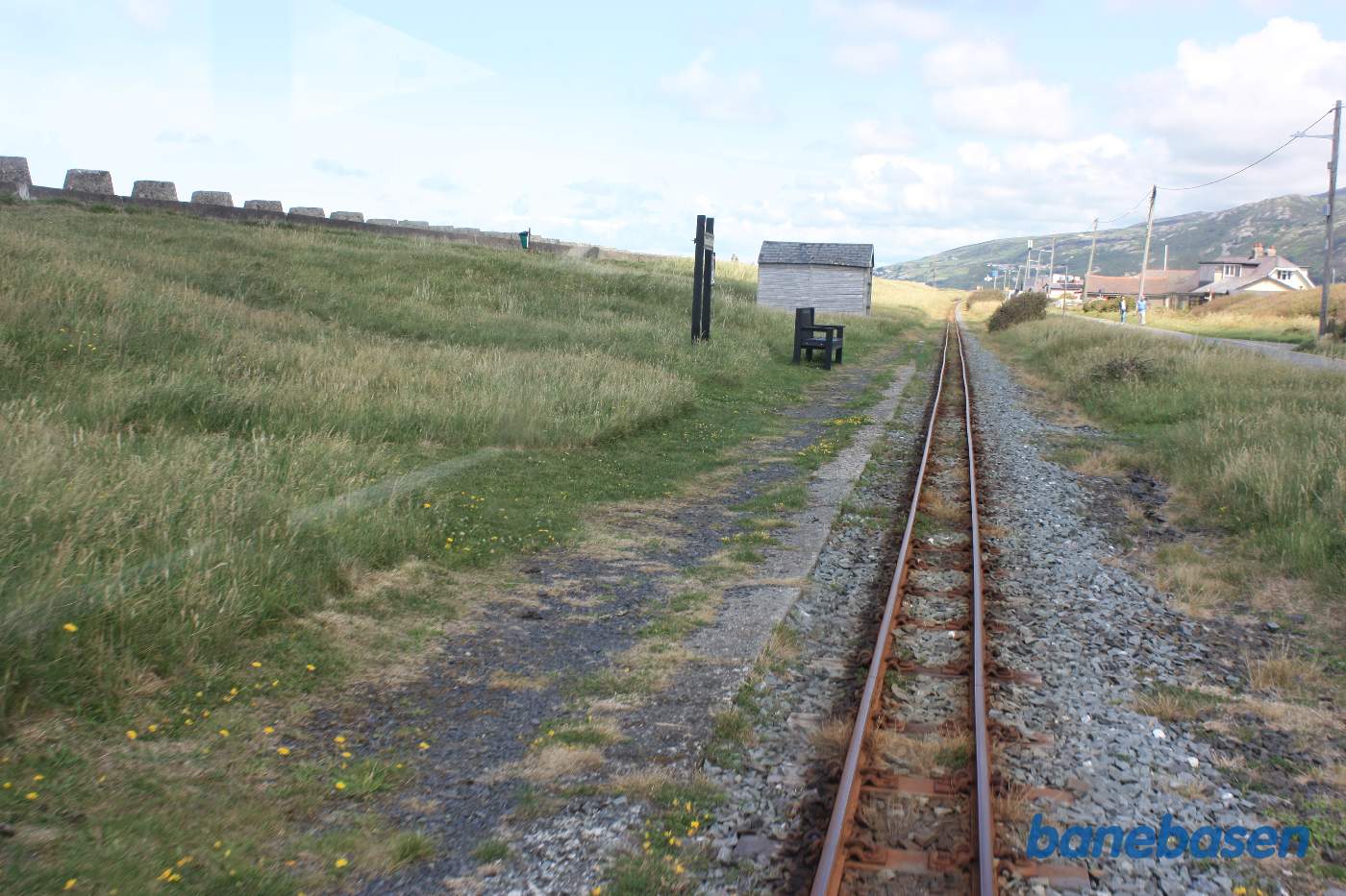 Toget suser gennem Beach Halt, set bagud fra sidste vogn