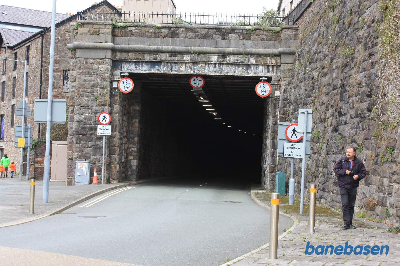 Den oprindelige dobbeltsporede jernbanetunnel ind under byen
