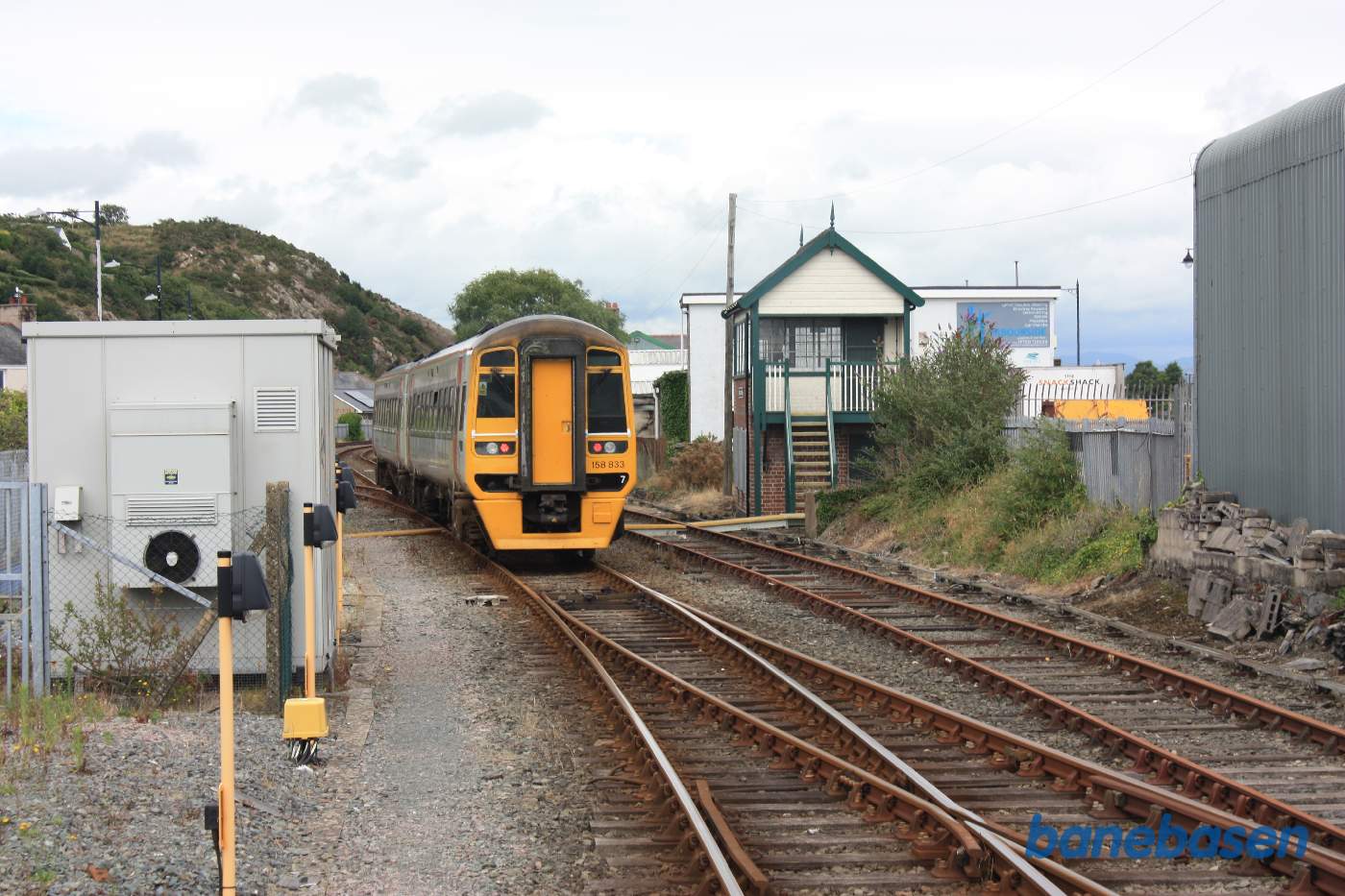 Persontoget passerer signalhuset