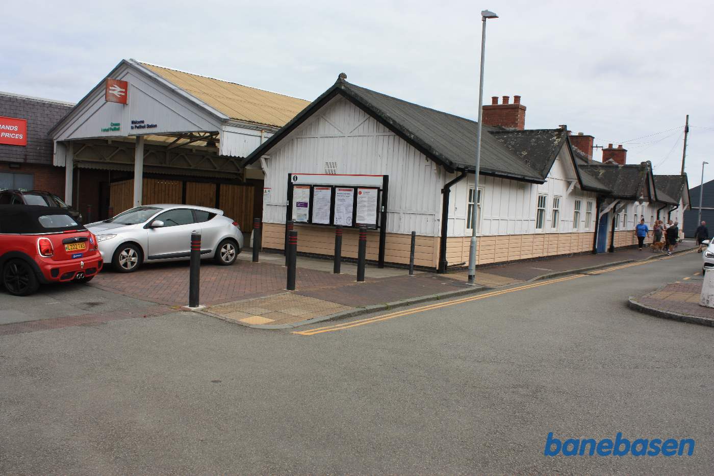 Stationen set fra gaden
