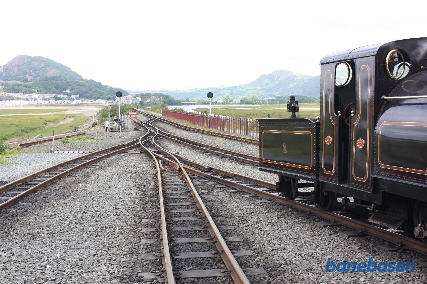 Et vue ud over dæmningen med Porthmadog ude i horisonten
